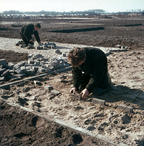 821905 Afbeelding van de aanleg van de bestrating van de 4e Algemene Begraafplaats Daelwijck (Floridadreef 11) te Utrecht.